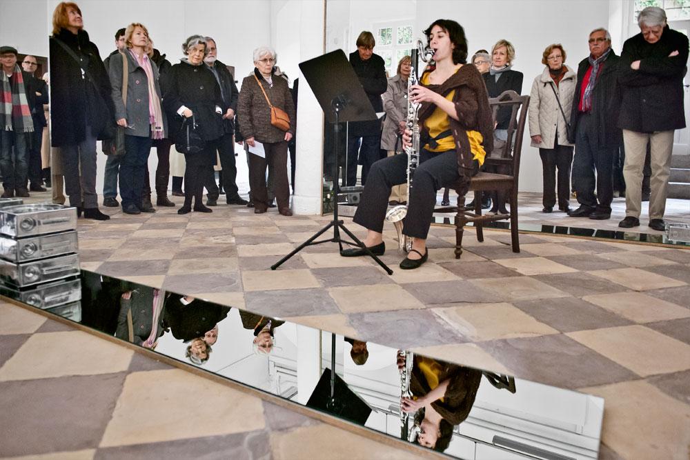 Detmold, Schloss 2012, Merve Kazokoglu spielt Violeta Dinescu: Lichtwellen in der Installation SIX PACK SIX von Mischa Kuball